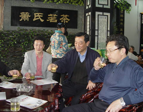 2006年3月,国务院参事团视察萧氏茶叶集团.jpg