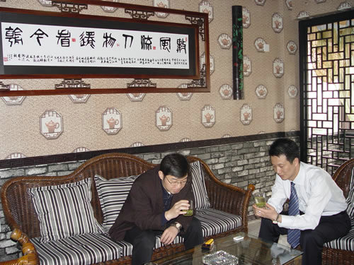2006年4月8日,著名笑星大兵坐客萧氏茗茶馆,与董事长肖勇一起品尝萧氏茗茶.jpg