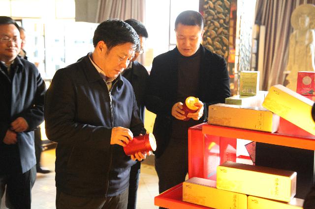 省人大委员会委员、农委副主任涂胜华一行到萧氏调研茶产业发展情况